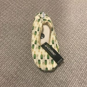 NWT Skinnies by Snoozies! fleece lined slippers